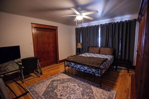 1 habitación, tabla de planchar con plancha, wifi y ropa de cama 