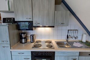 Een microgolfoven, een oven, een vaatwasser