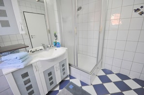 Douche, séchoir à cheveux, serviettes fournies