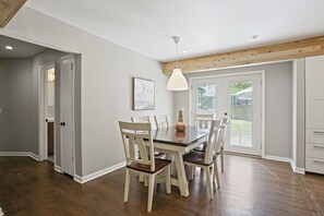 Dining - Modern style with nature around, a perfect vacation home (Mequon)
