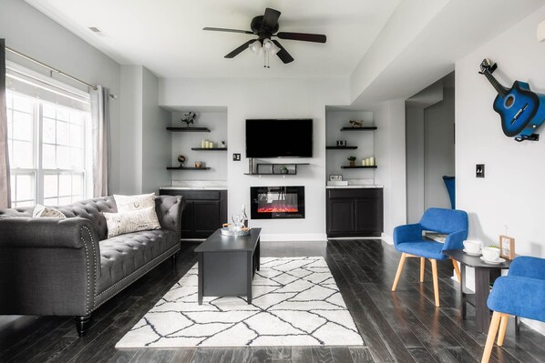 Smart TV, fireplace