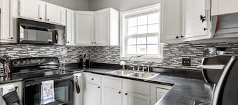 Central Charm: 5min to Broadway & DT, Free Coffee!