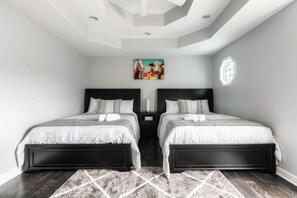 3 habitaciones, tabla de planchar con plancha y cuna de viaje 