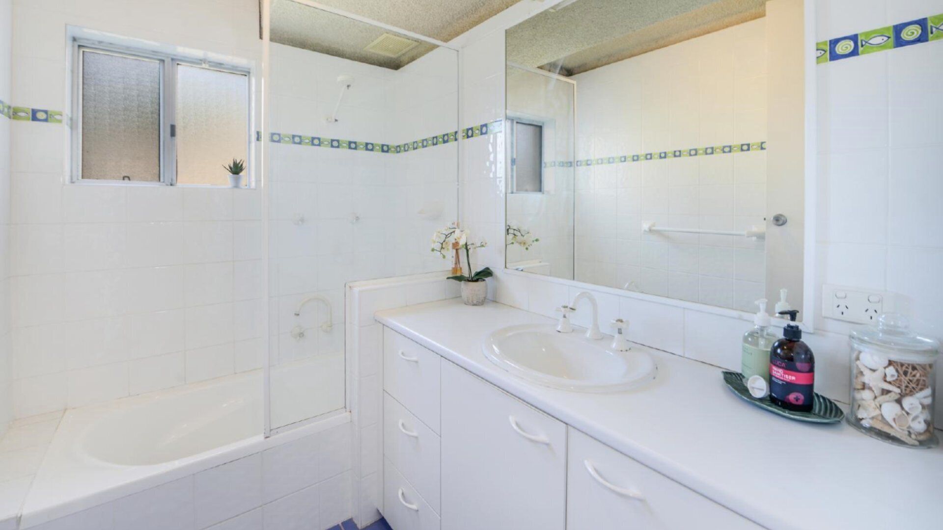 Combined shower/bathtub