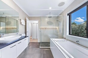 Bathtub, towels, soap, toilet paper - Airlie Beach Home (Jubilee Pocket)