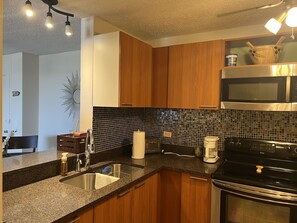 Réfrigérateur, four à micro-ondes, surface de cuisson, cafetière-théière