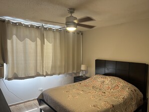 1 bedroom, free WiFi, bed sheets - Walk to the beach! Isla Verde (Carolina)