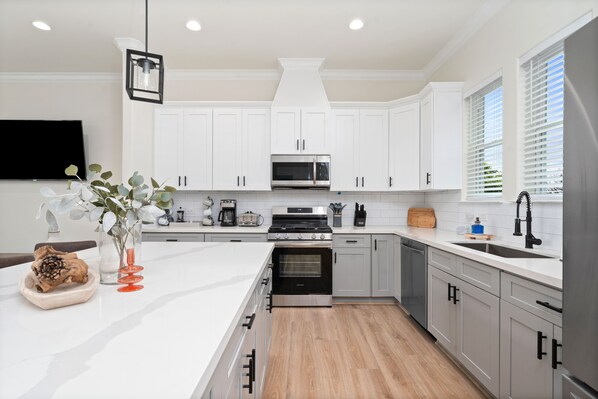 冰箱、微波炉、烤箱、炉灶