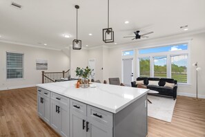 冰箱、微波炉、烤箱、炉灶