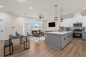 冰箱、微波炉、烤箱、炉灶