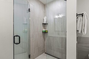 Secador de cabelo, toalhas de banho, sabonete, shampoo