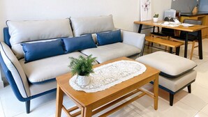 Ein modernes Wohnzimmer mit einer Couch, einem Couchtisch und einem Essbereich.