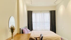 Ein modernes Schlafzimmer mit einem Bett, einem Schreibtisch und einem Stuhl.