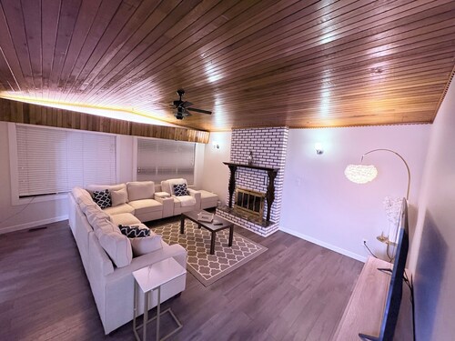 3 bed /2 Bath family- friendly upper suite in college heights