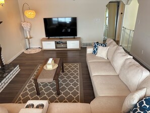 TV - 3 bed /2 Bath family- friendly upper suite in college heights (Prince George)