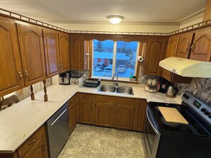 Private kitchen - 3 bed /2 Bath family- friendly upper suite in college heights (Prince George)