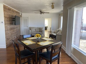 Dining - Spacious Apt by UTEP (El Paso)