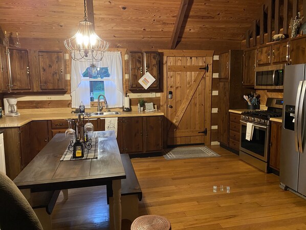 ثلاجة، ميكروويف، فرن، موقد طهي مسطح