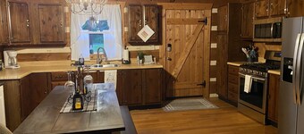 Shenandoah river front cabin, hot tub, fireplace, cabin, screened in porches. 