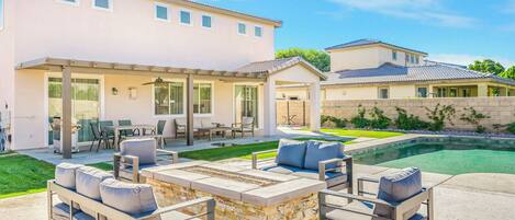 Alberca al aire libre y alberca climatizada