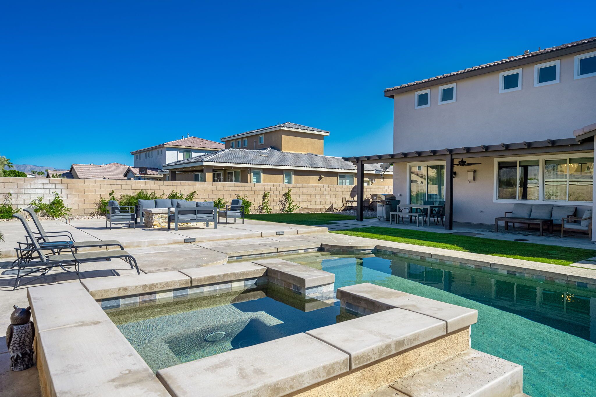 Utendørsbasseng og et oppvarmet basseng