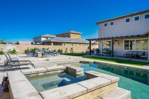 Utendørsbasseng og et oppvarmet basseng