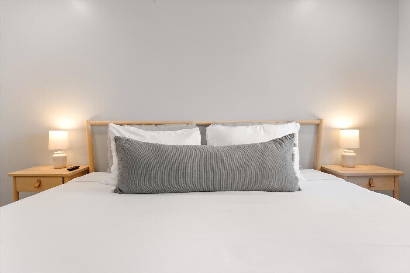 3 habitaciones, escritorio y tabla de planchar con plancha 