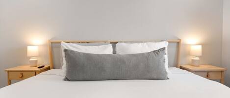 3 habitaciones, escritorio y tabla de planchar con plancha