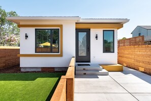 Exterior detail - Sunny 🌞 Guesthouse near Stanford 🌲 w/private patio (Redwood City)