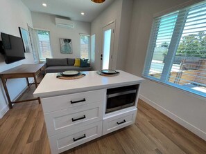 Smart TV - Sunny 🌞 Guesthouse near Stanford 🌲 w/private patio (Redwood City)