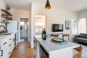 Interior - Sunny 🌞 Guesthouse near Stanford 🌲 w/private patio (Redwood City)