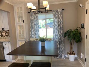 Dining - Spacious, modern 4 bd, 2 bath w/upscale backyard (Columbus)