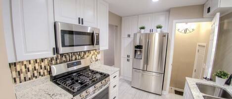 Jääkaappi, mikroaaltouuni, uuni, liesi