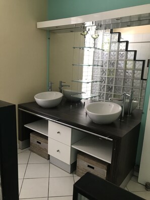 Douche, serviettes fournies