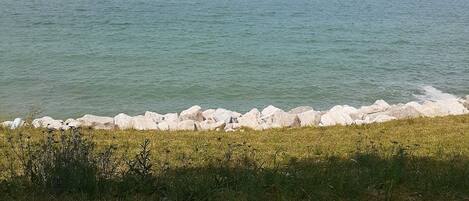 Ranta lähistöllä, aurinkotuoleja