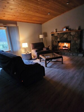 Smart-TV, Kamin, Stereoanlage