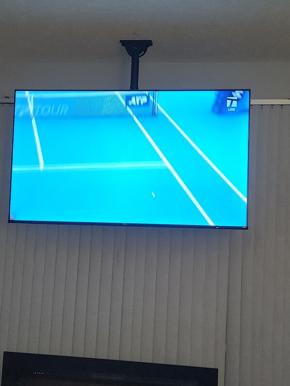 Un televisor de pantalla plana montado en la pared.