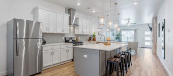 ★The Plaza Retreat★ Outdoor Fire Pit, Fast Wi-Fi, Close To Everything