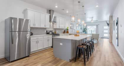 ★The Plaza Retreat★ Outdoor Fire Pit, Fast Wi-Fi, Close To Everything