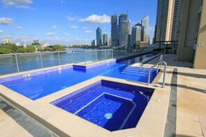Outdoor pool, a heated pool - Bridge & River View (Brisbane City)
