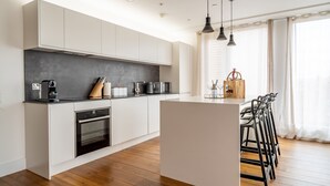 Fridge, microwave, oven, stovetop - The Lux @ Ryedale House -  a premium stay that sleeps 4 guests in 2 bedrooms (York)