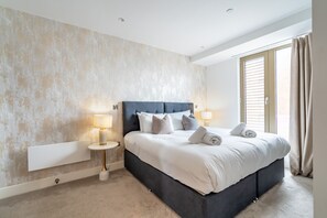 2 bedrooms, iron/ironing board, internet