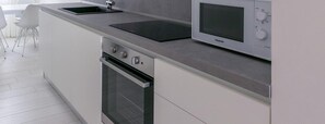 Mikrowelle, Geschirrspüler, Kochgeschirr/Geschirr/Besteck