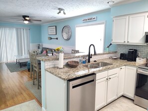 Private kitchen | Fridge, microwave, oven, stovetop