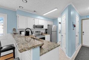 ثلاجة، ميكروويف، فرن، موقد طهي مسطح