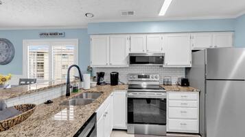 Kylskåp, mikrovågsugn, ugn och spishäll