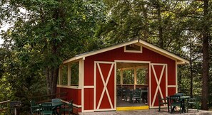 Outdoor dining - MOUNTAINLOFT!!  What a great price! (Gatlinburg)