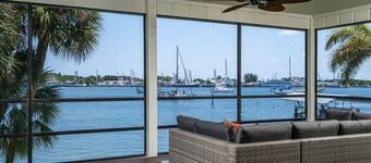 295 - 180° Bay Views, Newly Remodeled, Walk to Beach