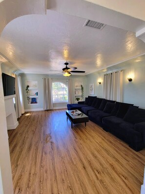 TV connectée, cheminée, livres