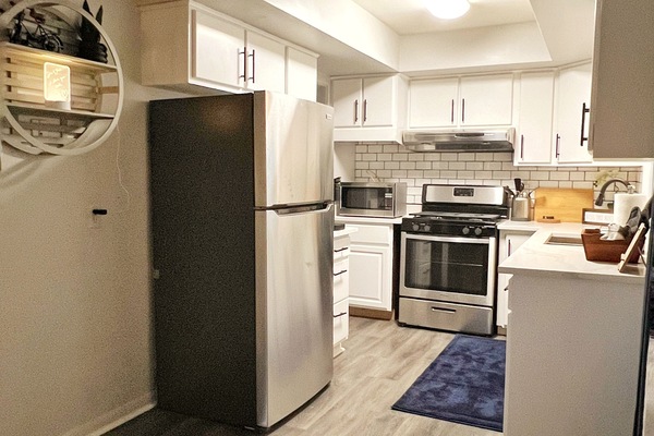 Réfrigérateur, micro-ondes, four, plaque de cuisson